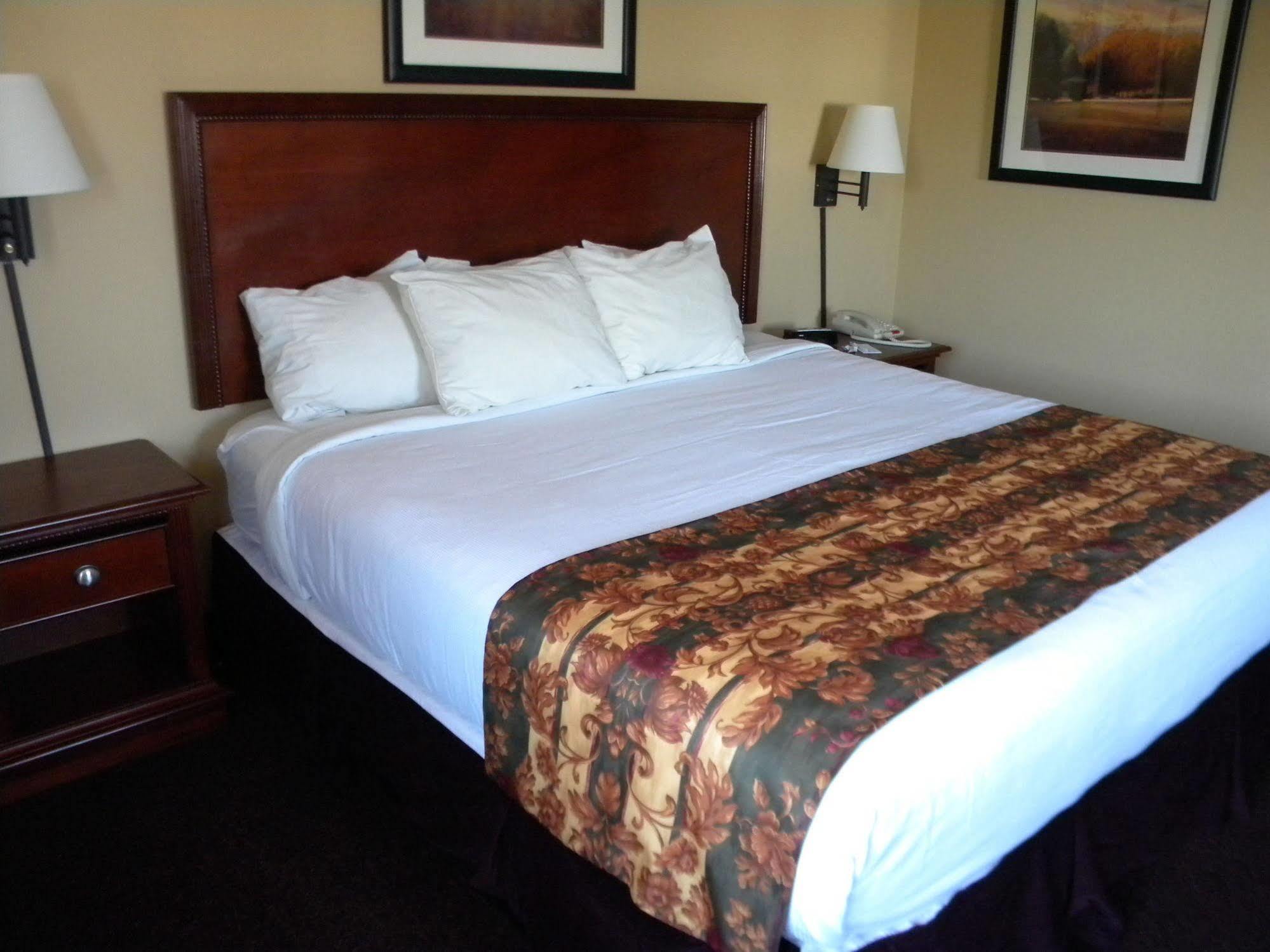 Pocahontas Inn & Suites Екстер'єр фото